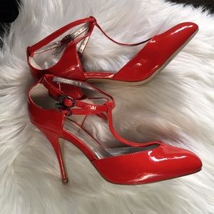T strap closed toe pumps